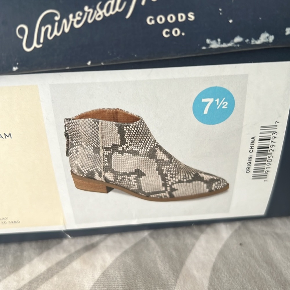 New inbox, universal thread, python, print boots, size 7 1/2 - Picture 4 of 5